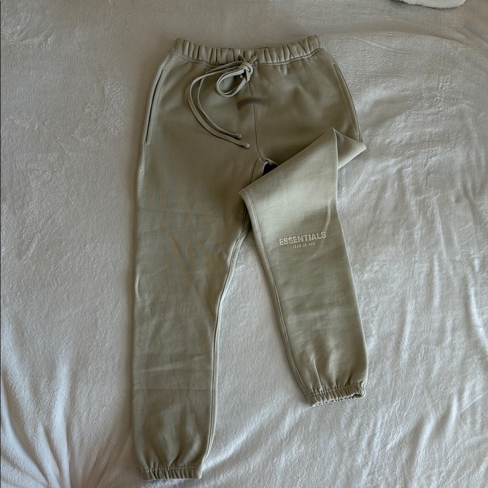 Fear of god Essentials fleece sweatpants 
Color light bone grey 
Size XXS